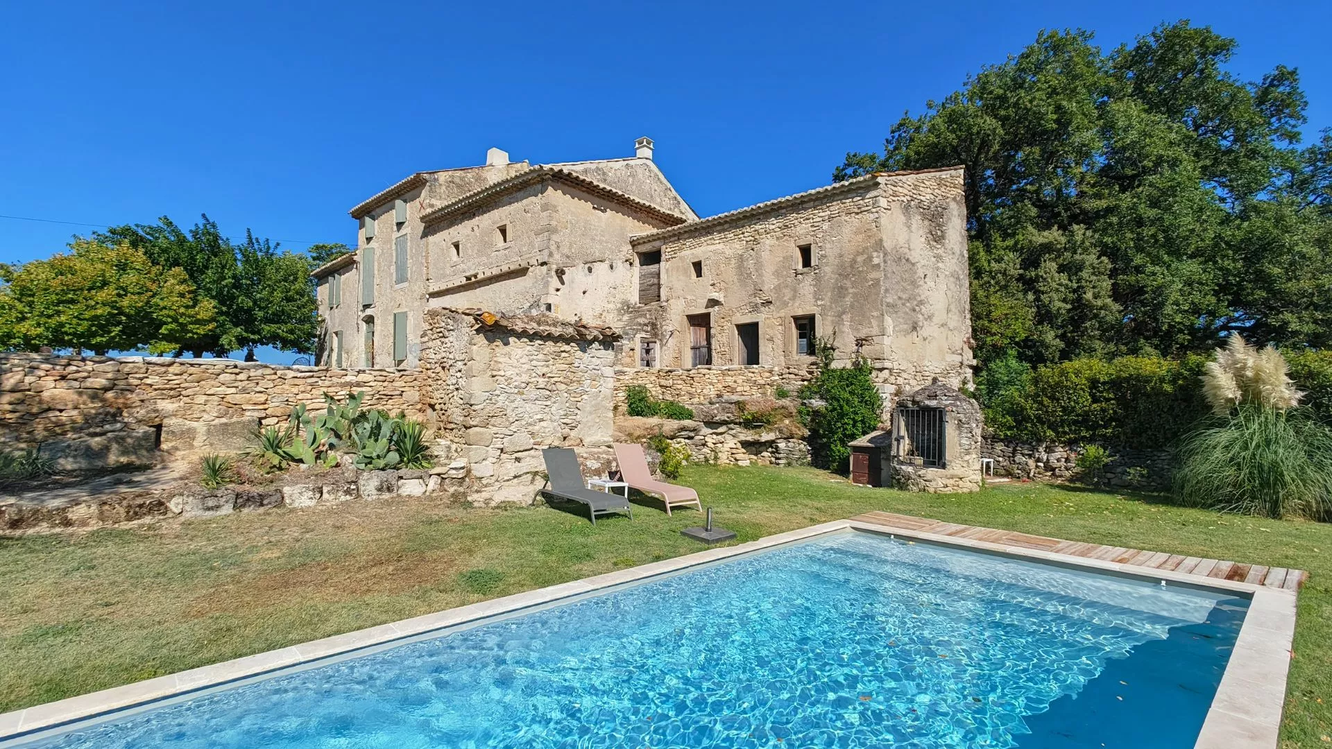 Maison de campagne avec piscine Country house with pool and vine.