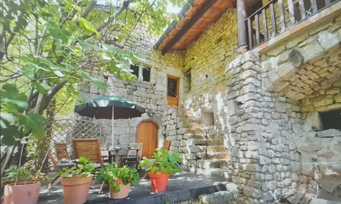 Schönes typisches Haus aus Naturstein - freistehend - Innenhof - in Weiler - Aussicht - kann sofort als gîte oder chambre d'hôte gemietet werden