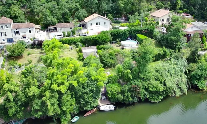 Characteristic house with gîte, on the river LOT, with swimming pool and outdoor kitchen