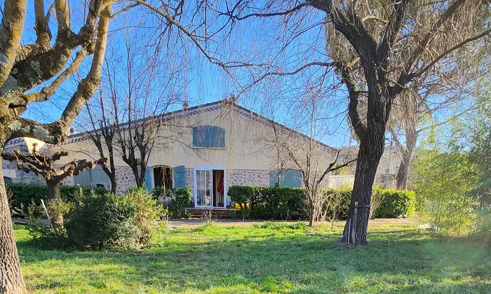 Villa built in 1975 - 150 m² living space on the ground floor - plus adjacent garage of 50 m² - plus upper floor still to be converted - most spaces open onto the terrace of 125 m² - adjacent to a nature reserve