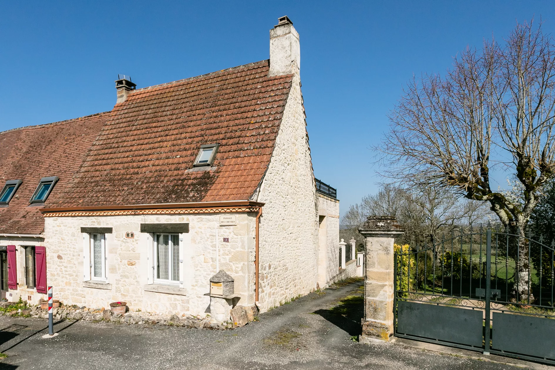 Maison pierre 80 m2 3ch., 2 terrasses, jardin clos & commerces à.