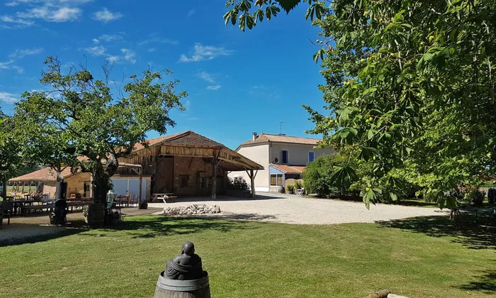 Sfeervolle, goedlopende glamping-camping met 35 plaatsen, studio’s, B&B en trouwlocatie te koop in de Lot-vallei