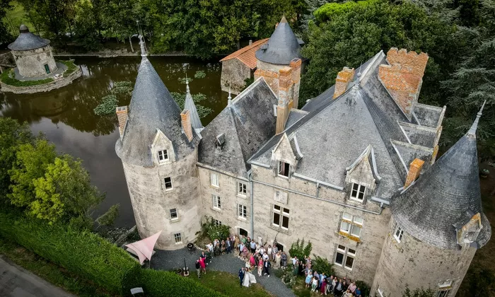A vendre : Château historique magnifiquement rénové avec dépendances