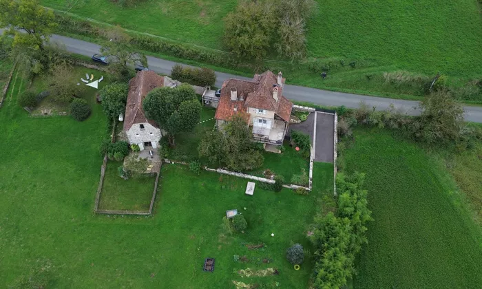 Estate with 1 house, 2 gîtes and outbuildings on 7200m² of land