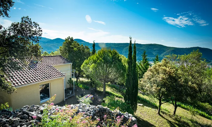 Domaine magnifiquement situé avec 6 maisons et piscine dans le Géoparc Hérault, patrimoine mondial de l'humanité