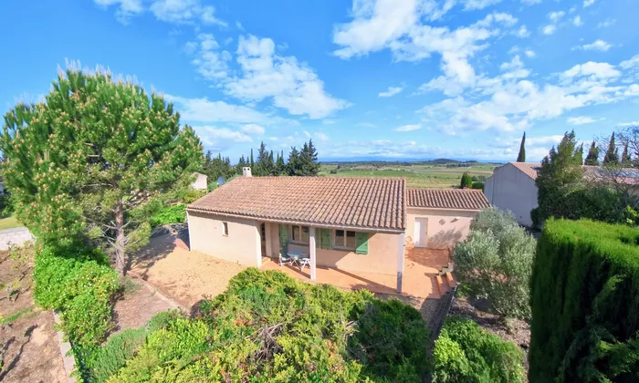 Maison individuelle (90 m²) avec belle vue dégagée, 4 chambres, 1 salle de bain, garage, comprenant terrain constructible et mobilier, total (2400 m²) à Montbrun-des-Corbières (11700 - Aude)