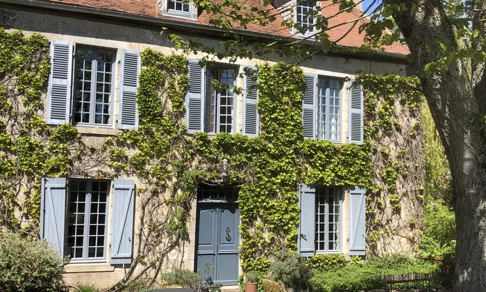 Sehr erfolgreiche Glamping-Domäne, bestehend aus einem großen Landhaus und Nebengebäuden auf einem 9 Hektar großen Landgut. Mit 3 Gîtes, 8 Luxus-Safarizelten, 2 beheizten Schwimmbädern und Ballsaal 840 km von Utrecht entfernt