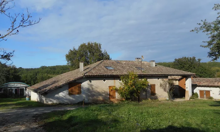 Vivre dans une ferme du sud de la France ; tout confort ; trois dépendances ; 2.07ha....