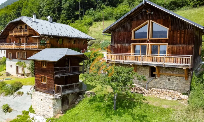 Proche Samoëns, Magnifique gîte ou chambres d'hôtes, dans une ferme savoyarde traditionnelle entièrement rénovée de 400 m² !