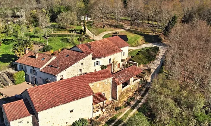 Herrlich gelegenes Landgut mit Gîtes, Chambre d'hôtes und Campingplatz.