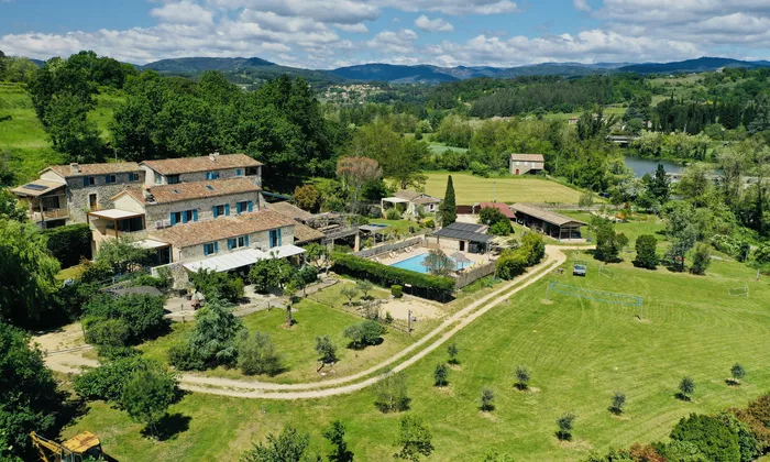 Domaine de vacances avec gîtes à vendre en Z-Ardèche