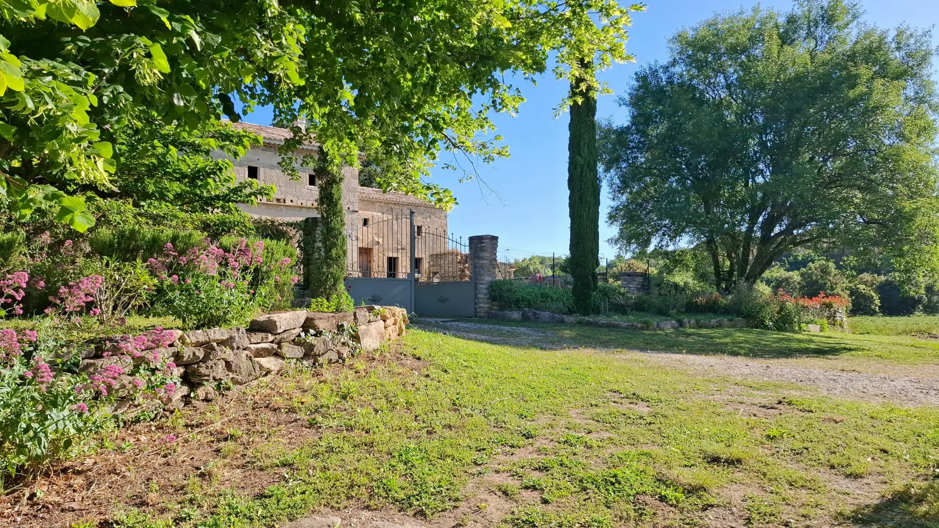 Maison de campagne avec piscine Country house with pool and vineyards view