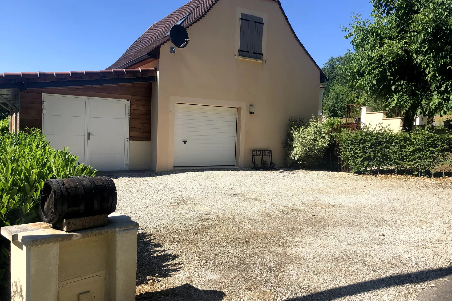 Garage gîte le Noyer met oplaadpunt electrische auto + berging fietsen.