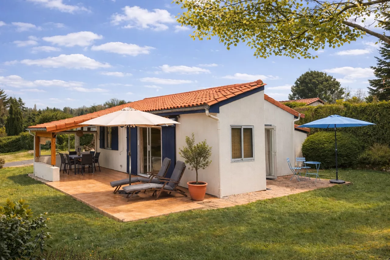 Bungalow in de groene heuvels van de Charente met 3 slaapkamers .
