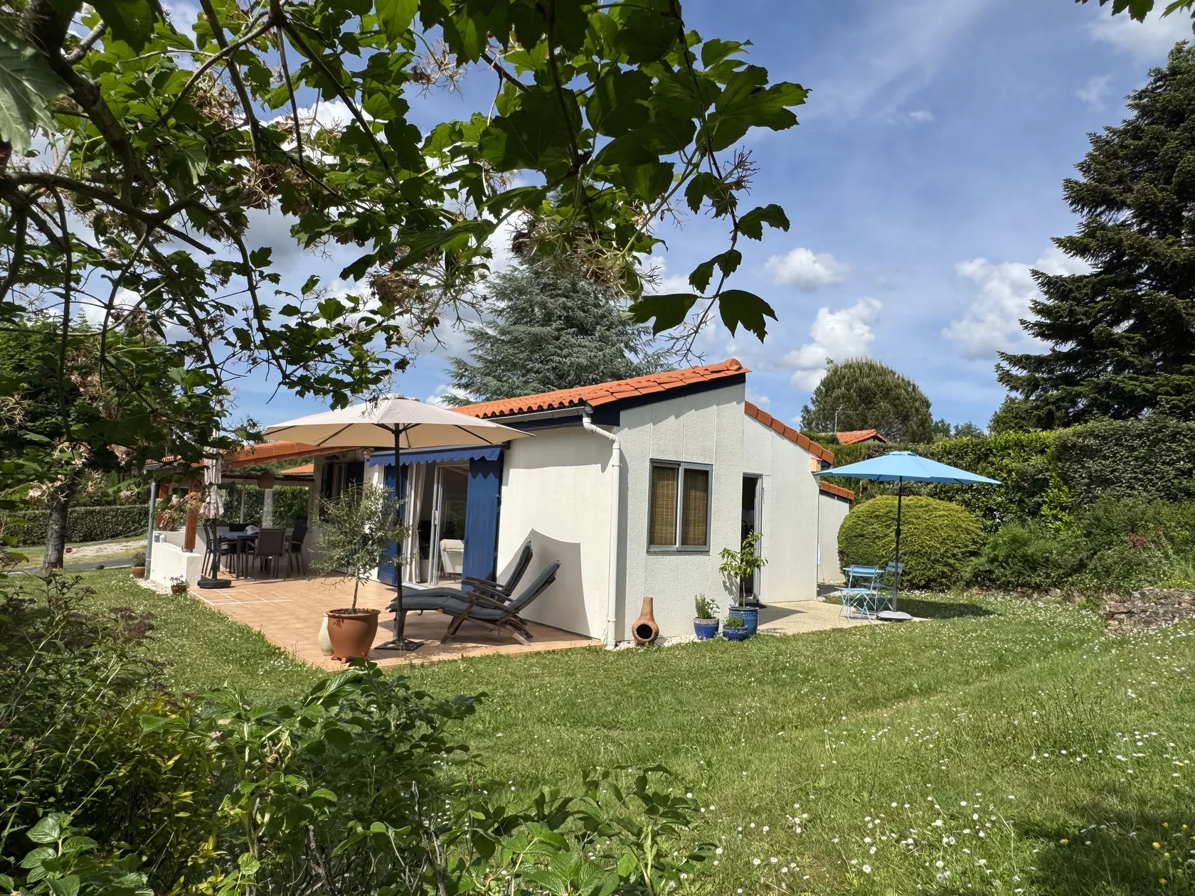 Bungalow in de groene heuvels van de Charente met 3 slaapkamers .
