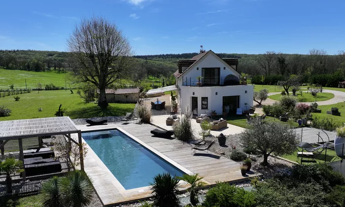 Superb property with swimming pool set in over two hectares