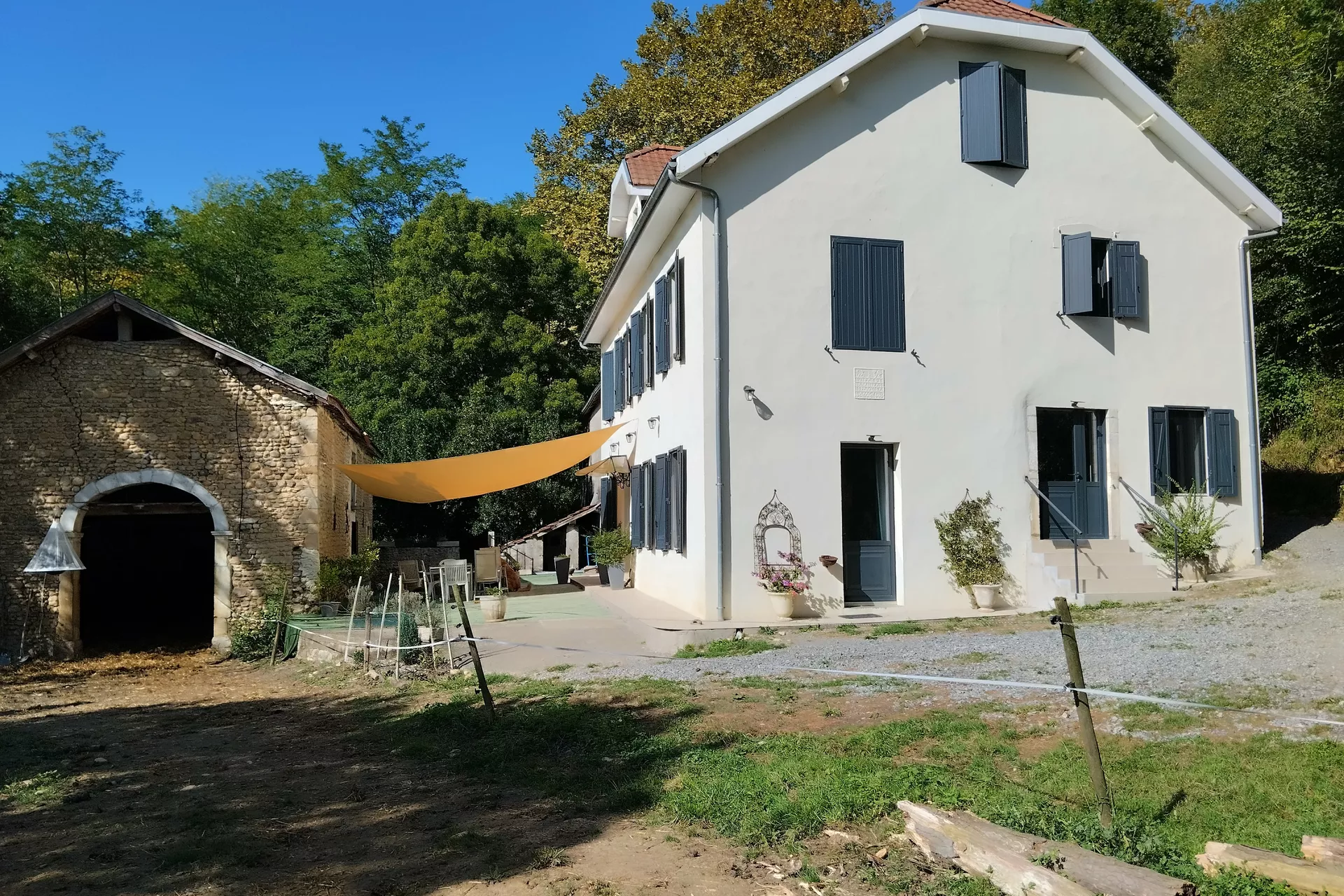 Gîtes du Domaine Helaku : le bâtiment de ferme
