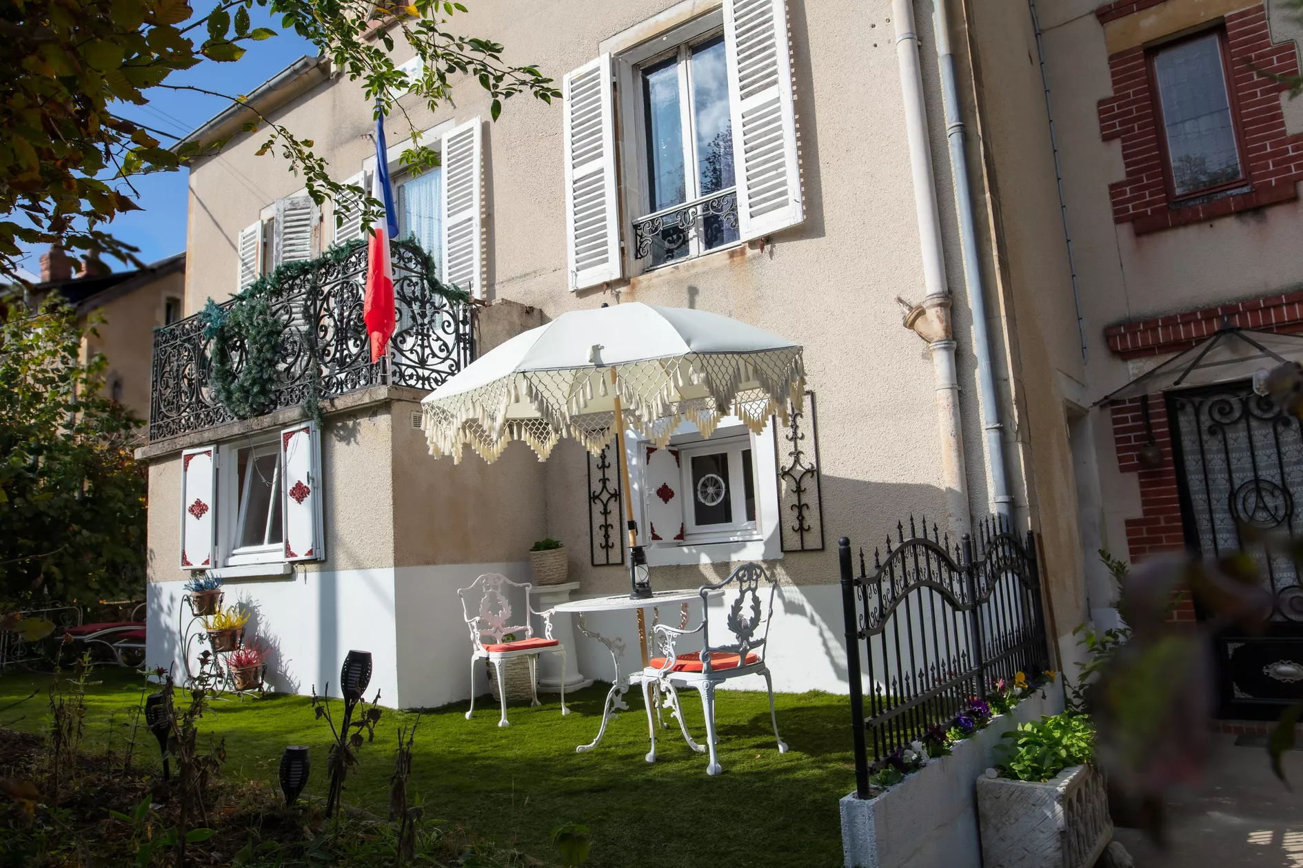 Au Petit Chateau les Bains.